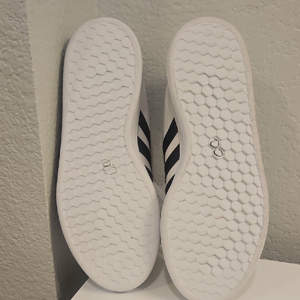 Adidas Classic White Sneakers with Black Stripes - Picture 5 of 7